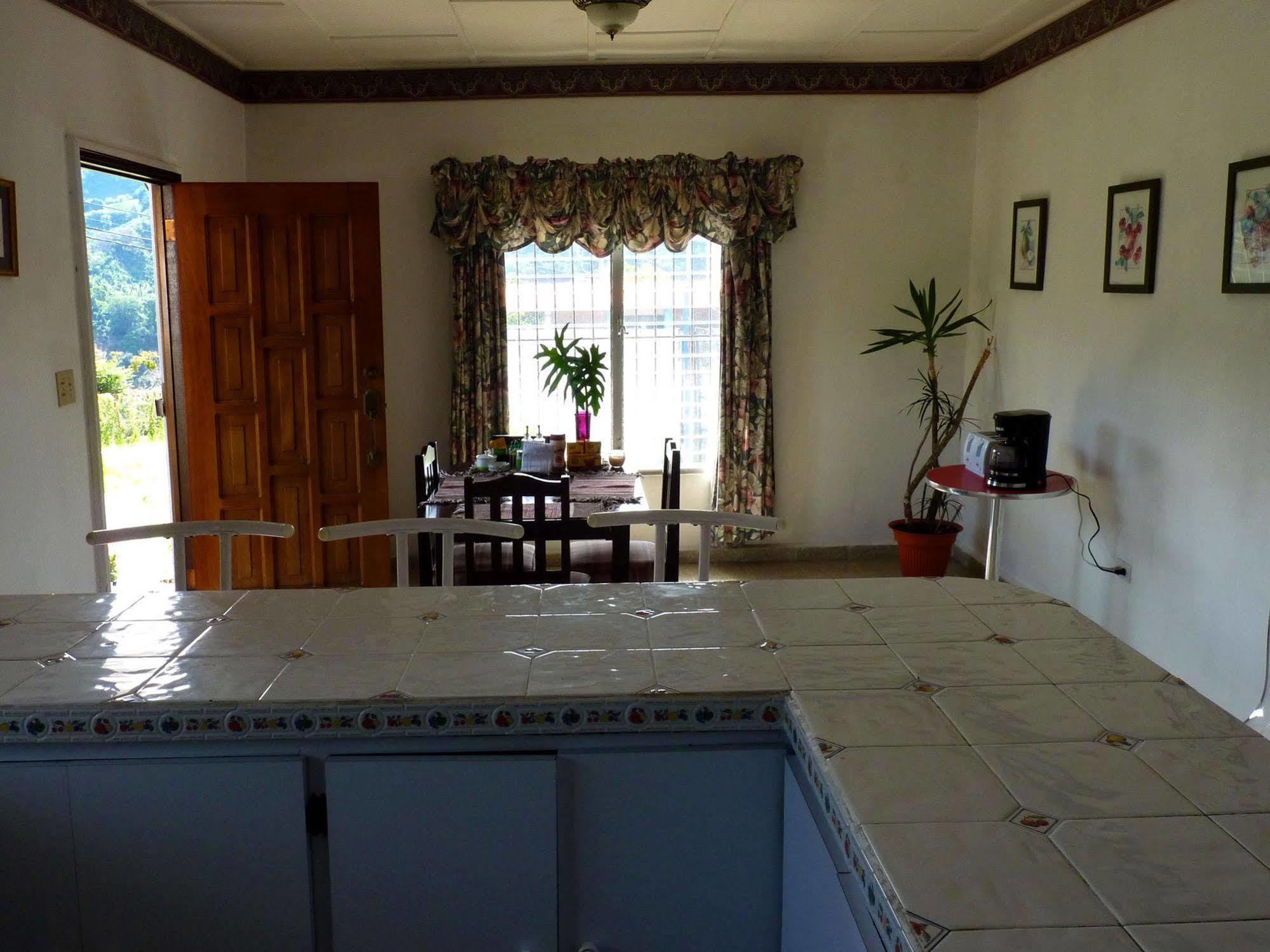 بوكيتي Autana Bed & Breakfast المظهر الخارجي الصورة