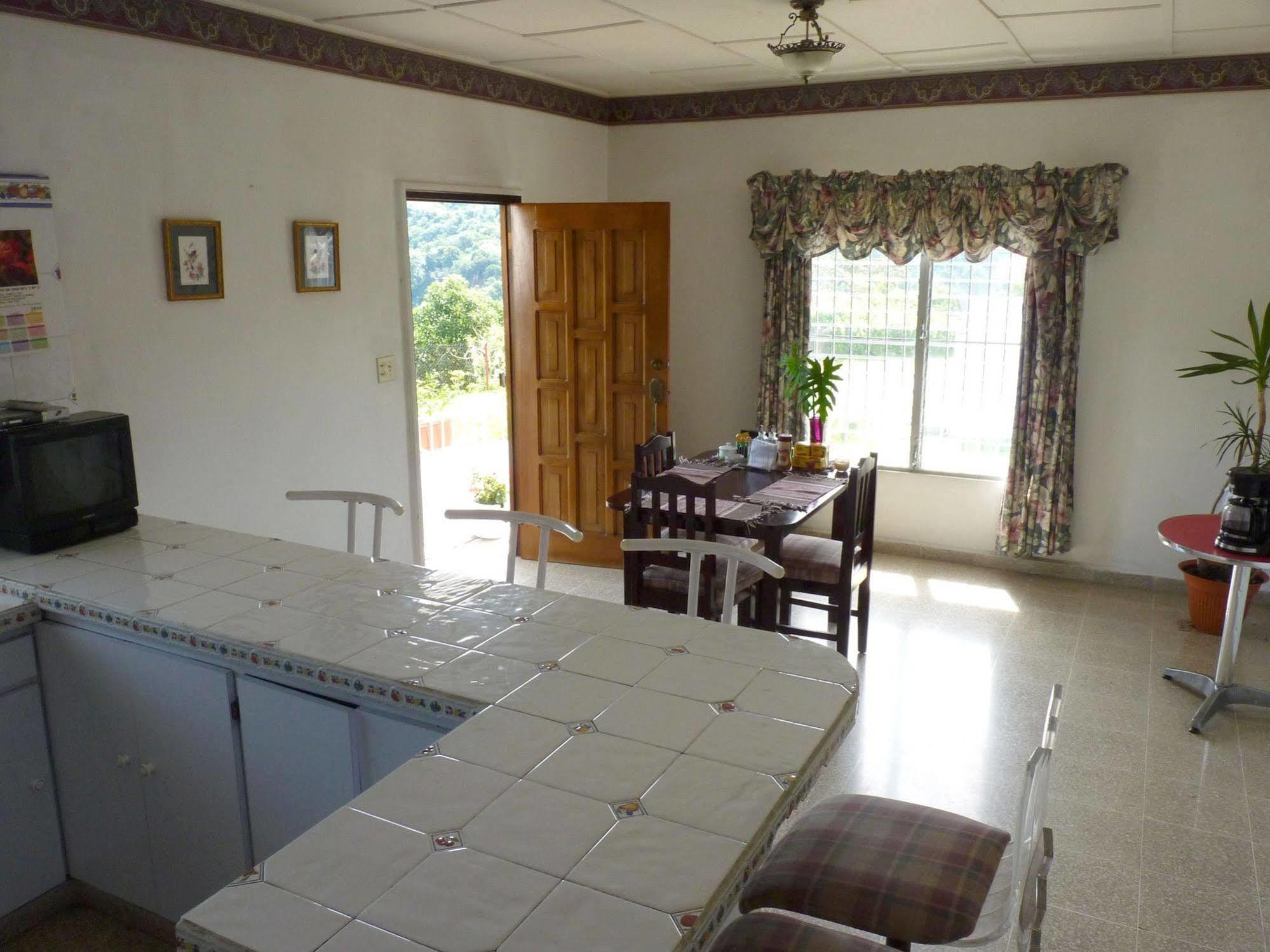 بوكيتي Autana Bed & Breakfast المظهر الخارجي الصورة